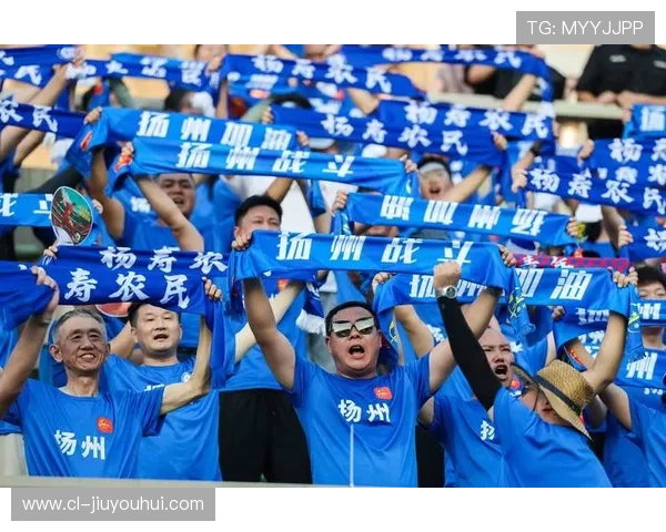 雨中背影足球赛场上的拼搏与温情交织展现青春的坚韧与希望 雨中背影足球赛场上的拼搏与温情交织展现青春的坚韧与希望